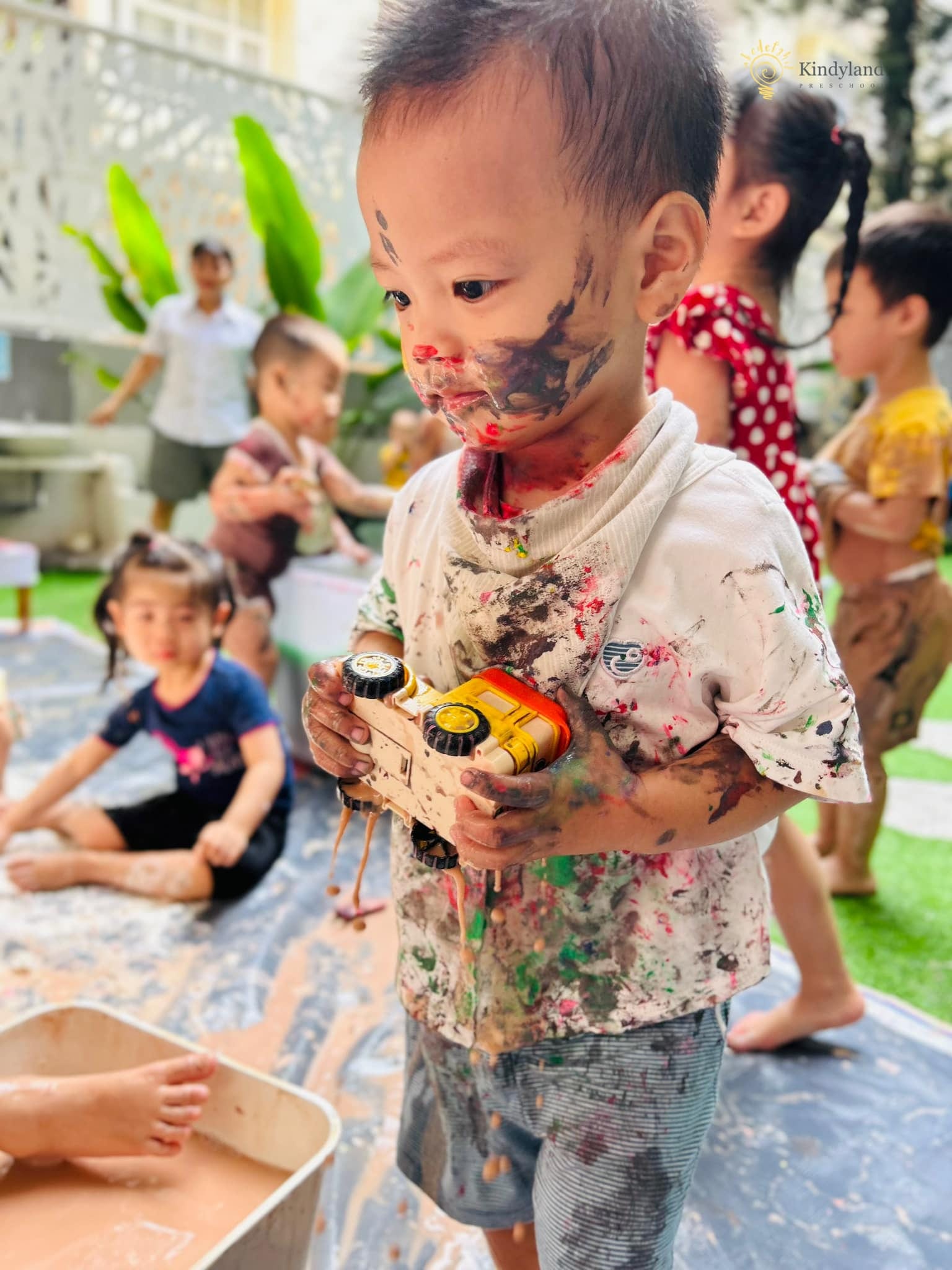 Trẻ em vui chơi tại Kindyland